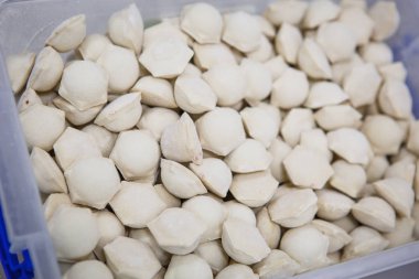 Köfte, köfte yakın çekim yapma işlemi. Haddeleme testi, sığır eti açılma, eldivenli eller yapma köfte.