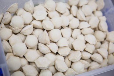 Köfte, köfte yakın çekim yapma işlemi. Haddeleme testi, sığır eti açılma, eldivenli eller yapma köfte.