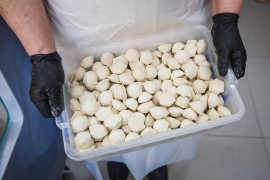 Köfte, köfte yakın çekim yapma işlemi. Haddeleme testi, sığır eti açılma, eldivenli eller yapma köfte.