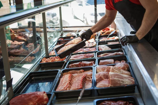 Carne Crua Bandejas Janela Talho Vendedor Coloca Carne Exposição Bandejas — Fotografia de Stock