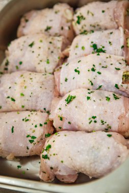 Et ürünlerinin imalatı, eldivenli eller bir çift bağırsak içine kıyma rulo. Et sosis kupata bükülmüş ve güzel yığılmış.