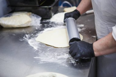 Köfte, köfte yakın çekim yapma işlemi. Haddeleme testi, sığır eti açılma, eldivenli eller yapma köfte.