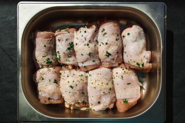 Et ürünleri: pirzola, lahana dolması, pastırma köfte. Metal tepsilerde taze iştah açıcı et deposu ürünleri