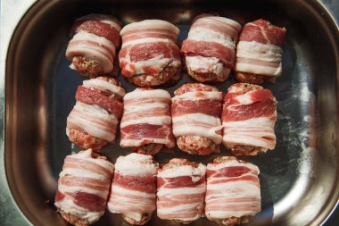 Et ürünleri: pirzola, lahana dolması, pastırma köfte. Metal tepsilerde taze iştah açıcı et deposu ürünleri