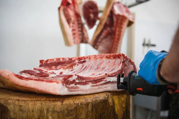 Proceso Corte Picado Carne Hombre Con Guantes Con Hacha Una — Foto de Stock