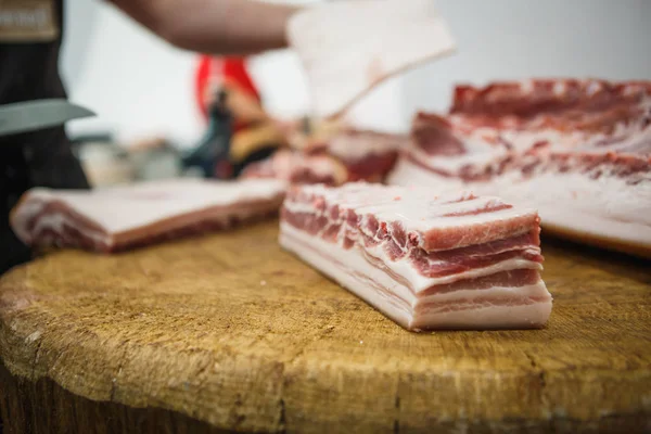 Proceso Corte Picado Carne Hombre Con Guantes Con Hacha Una — Foto de Stock