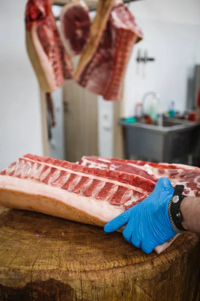 Proceso Corte Picado Carne Hombre Con Guantes Con Hacha Una — Foto de Stock