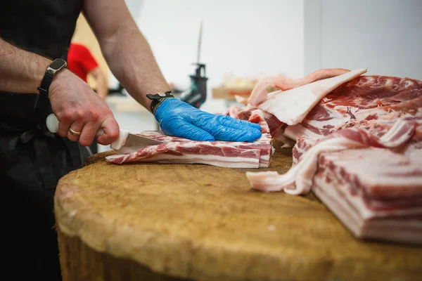 Proses Pemotongan Dan Pemotongan Daging Seorang Pria Dalam Sarung Tangan — Stok Foto