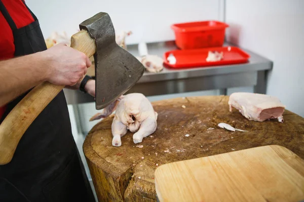 Proceso Corte Picado Carne Hombre Con Guantes Con Hacha Una —  Fotos de Stock