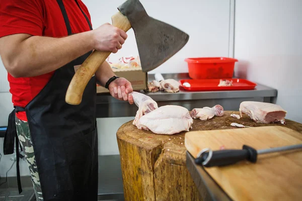 Proceso Corte Picado Carne Hombre Con Guantes Con Hacha Una — Foto de Stock