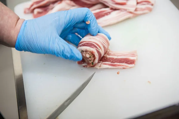 Proceso Preparación Productos Cárnicos Las Manos Enguantadas Moldean Con Empanadas — Foto de Stock