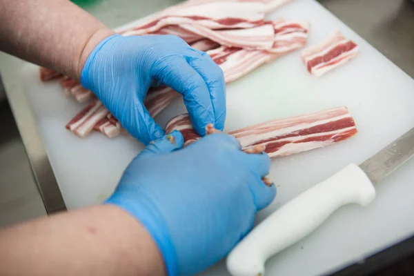 肉类产品的制备过程 戴手套的手由牛肉和熏肉饼模制 — 图库照片