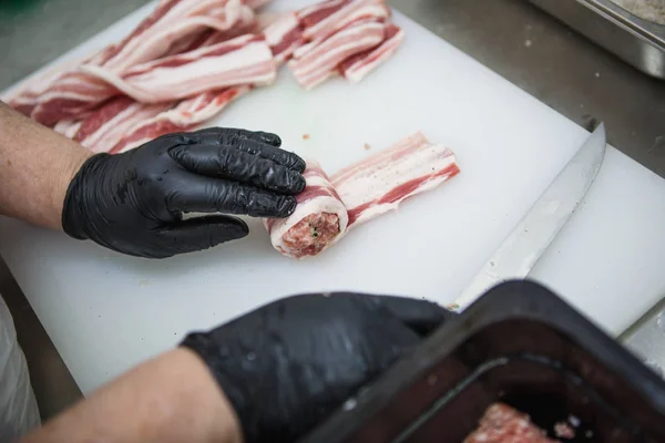 Proceso Preparación Productos Cárnicos Las Manos Enguantadas Moldean Con Empanadas — Foto de Stock