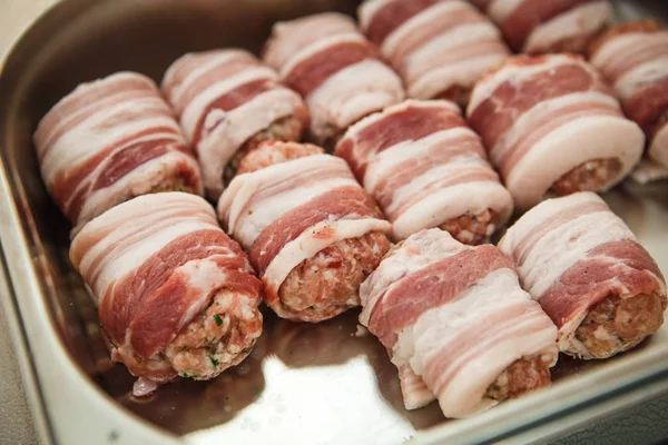 Et ürünleri: pirzola, lahana dolması, pastırma köfte. Metal tepsilerde taze iştah açıcı et deposu ürünleri