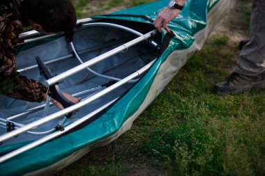 Montaj ve kayak tamiri süreci: Metal iskelet, PVC cilt, ahşap ve alüminyum çerçeveler. Erkek eller Kano ve kürek tekne Monte.