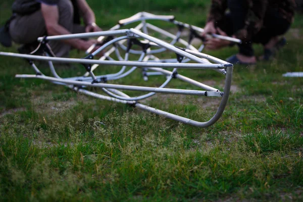 The process of assembling and repairing kayaks: metal skeleton, PVC skin, wooden and aluminum frames. Male hands assemble the canoes and paddle boating. — Stock Image Process Assembling Repairing Kayaks Metal Skeleton Pvc Skin Wooden Aluminum Royalty Free Stock Photos