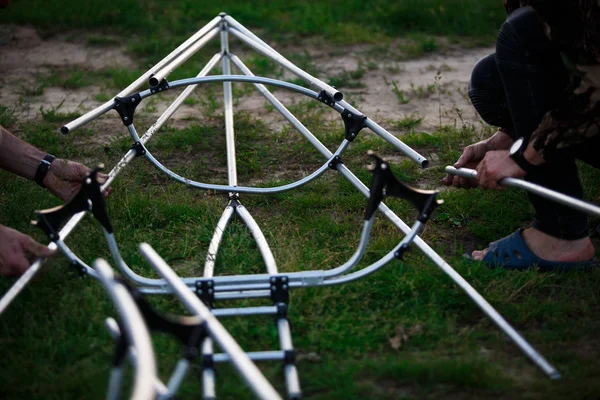 The process of assembling and repairing kayaks: metal skeleton, PVC skin, wooden and aluminum frames. Male hands assemble the canoes and paddle boating. — Stock Image Process Assembling Repairing Kayaks Metal Skeleton Pvc Skin Wooden Aluminum Stock Photo