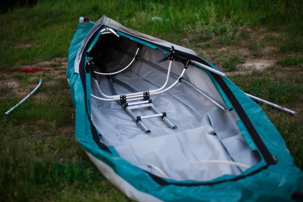 The process of assembling and repairing kayaks: metal skeleton, PVC skin, wooden and aluminum frames. Male hands assemble the canoes and paddle boating. — Stock Image Process Assembling Repairing Kayaks Metal Skeleton Pvc Skin Wooden Aluminum Stock Image