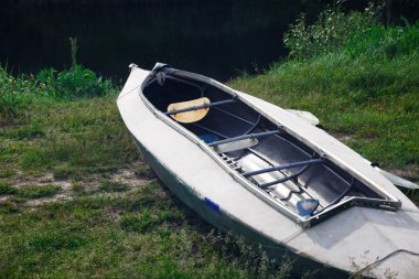 Montaj ve kayak tamiri süreci: Metal iskelet, PVC cilt, ahşap ve alüminyum çerçeveler. Erkek eller Kano ve kürek tekne Monte.