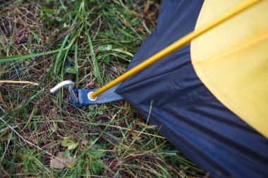 Montaj ve turist çadırı montajı süreci. Yay çadırları ve bahisler, gergin çadırın yanında yere yatıyor.