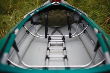 Montaj ve kayak tamiri süreci: Metal iskelet, PVC cilt, ahşap ve alüminyum çerçeveler. Erkek eller Kano ve kürek tekne Monte.