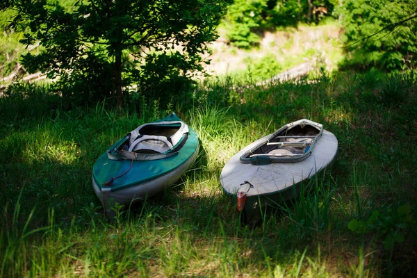 Due Kayak Giacciono Sulla Riva Con Remi Prepararsi Campagna Acqua — Foto Stock