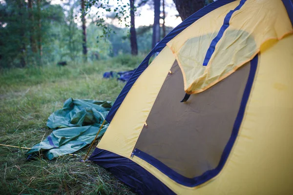 Proceso Montaje Instalación Una Carpa Turística Tiendas Arco Estacas Yacen —  Fotos de Stock