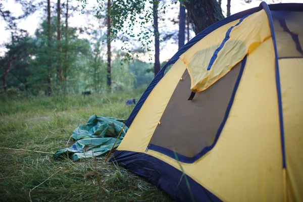 Proceso Montaje Instalación Una Carpa Turística Tiendas Arco Estacas Yacen —  Fotos de Stock