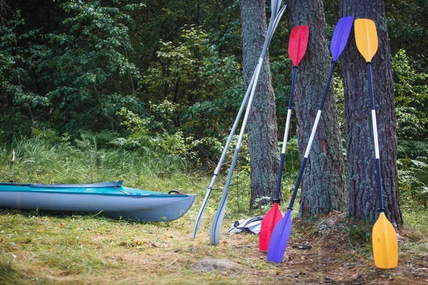 Two Kayaks Lie Shore Oars Preparing Water Campaign Assembling Kayak — Stock Photo, Image