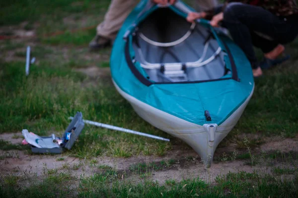 The process of assembling and repairing kayaks: metal skeleton, PVC skin, wooden and aluminum frames. Male hands assemble the canoes and paddle boating. — Stock Image Process Assembling Repairing Kayaks Metal Skeleton Pvc Skin Wooden Aluminum Royalty Free Stock Images