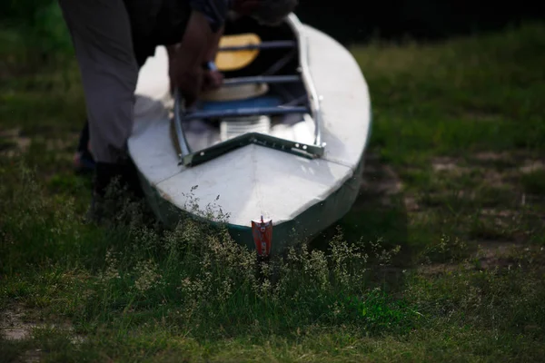 The process of assembling and repairing kayaks: metal skeleton, PVC skin, wooden and aluminum frames. Male hands assemble the canoes and paddle boating. — Stock Image Process Assembling Repairing Kayaks Metal Skeleton Pvc Skin Wooden Aluminum Stock Picture