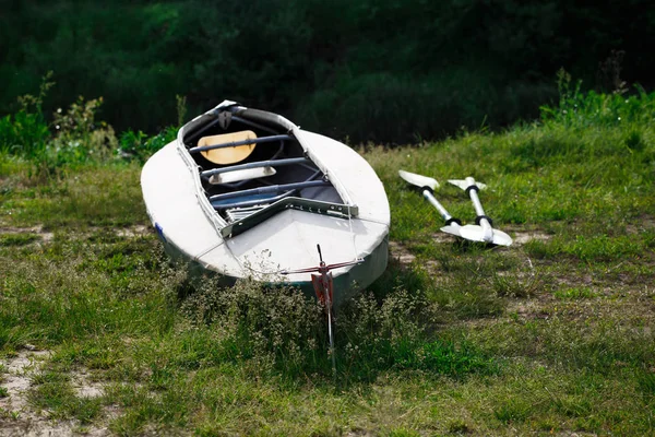 The process of assembling and repairing kayaks: metal skeleton, PVC skin, wooden and aluminum frames. Male hands assemble the canoes and paddle boating. — Stock Image Process Assembling Repairing Kayaks Metal Skeleton Pvc Skin Wooden Aluminum Stock Picture