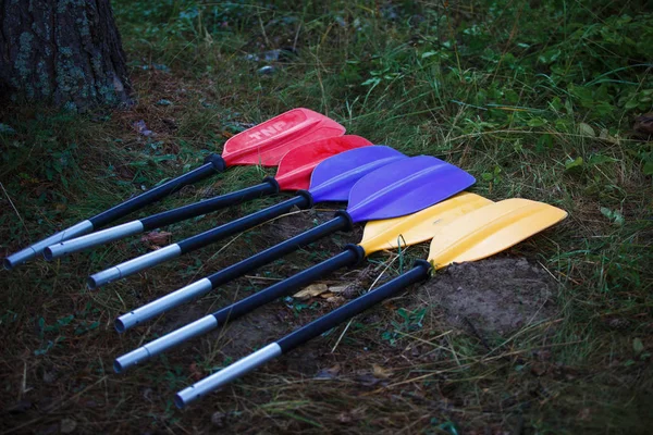 The process of assembling and repairing kayaks: metal skeleton, PVC skin, wooden and aluminum frames. Male hands assemble the canoes and paddle boating. — Stock Image Process Assembling Repairing Kayaks Metal Skeleton Pvc Skin Wooden Aluminum Stock Photo