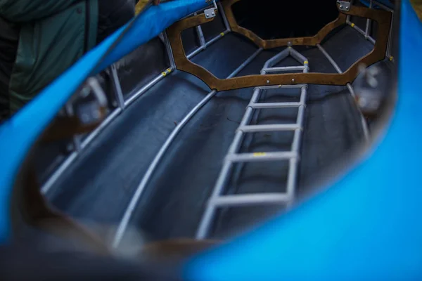The process of assembling and repairing kayaks: metal skeleton, PVC skin, wooden and aluminum frames. Male hands assemble the canoes and paddle boating. — Stock Image Process Assembling Repairing Kayaks Metal Skeleton Pvc Skin Wooden Aluminum Royalty Free Stock Images