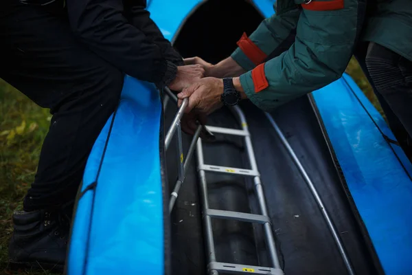 The process of assembling and repairing kayaks: metal skeleton, PVC skin, wooden and aluminum frames. Male hands assemble the canoes and paddle boating. — Stock Image Process Assembling Repairing Kayaks Metal Skeleton Pvc Skin Wooden Aluminum Royalty Free Stock Images