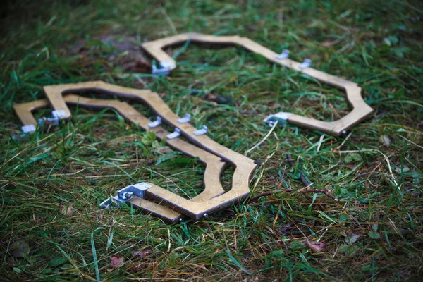 The process of assembling and repairing kayaks: metal skeleton, PVC skin, wooden and aluminum frames. Male hands assemble the canoes and paddle boating. — Stock Image Process Assembling Repairing Kayaks Metal Skeleton Pvc Skin Wooden Aluminum Royalty Free Stock Photos
