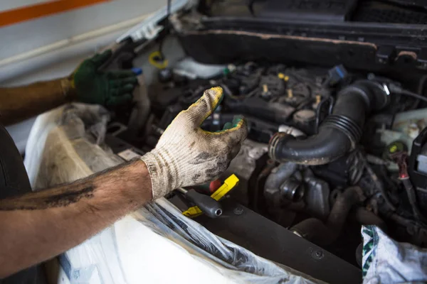 Monteur Met Een Gereedschap Zijn Handen Repareren Van Motor Van — Stockfoto
