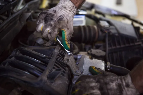 Mecánico Con Una Herramienta Sus Manos Reparando Motor Máquina Proceso —  Fotos de Stock