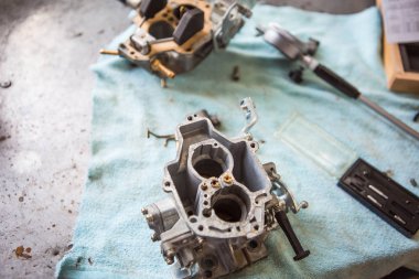 Araba tamir sürecinde masa mekaniği üzerinde araçların düzeni. Araç tamiri için servis istasyonunda özel araç.