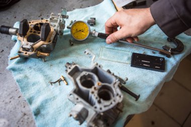 Araba tamir sürecinde masa mekaniği üzerinde araçların düzeni. Araç tamiri için servis istasyonunda özel araç.