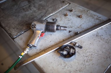 Araba tamir sürecinde masa mekaniği üzerinde araçların düzeni. Araç tamiri için servis istasyonunda özel araç.