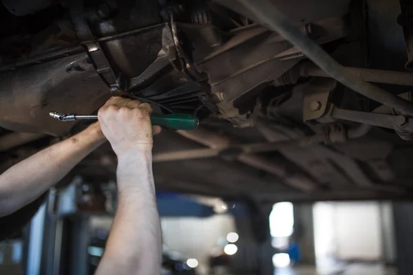 Auto Reparatie Het Service Station Handen Van Een Monteur Overalls — Stockfoto