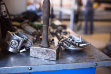 Araba tamir sürecinde masa mekaniği üzerinde araçların düzeni. Araç tamiri için servis istasyonunda özel araç.