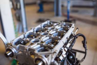 Araba motoru makineden ayrı olarak söküldü. Servis istasyonunda motor tamir işlemi.