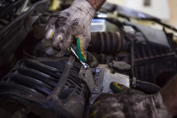 Mekaniker Med Ett Verktyg Händerna Reparera Motorn Maskinen Processen Att — Stockfoto