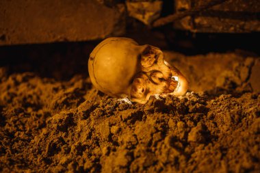 Karanlık bodrumda yerdeki ışık içeriden parlıyor. Cadılar Bayramı için bir kafatasının çizimi berbat..