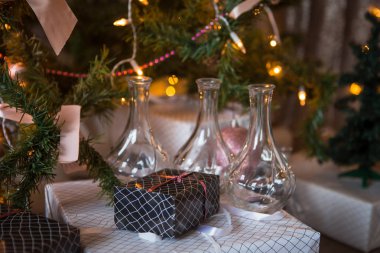 Noel oyuncakları, çelenkler ve ışıklardaki iç unsurlar, bayram için ev dekorasyonu. Tarçın çubukları, gaz lambası, parlayan yıldızlar, yan taraftaki ışıklar..