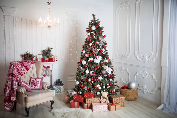 房子内部的新年装饰 总计划 圣诞树和装饰过的工作室 装饰品 礼品盒在舒适的家中 — 图库照片