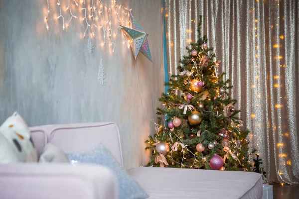 一般的な計画の新年のインテリアのために飾られた クリスマスツリーと装飾されたスタジオ ライトガーランド 装飾品 居心地の良い家のギフトボックス — ストック写真