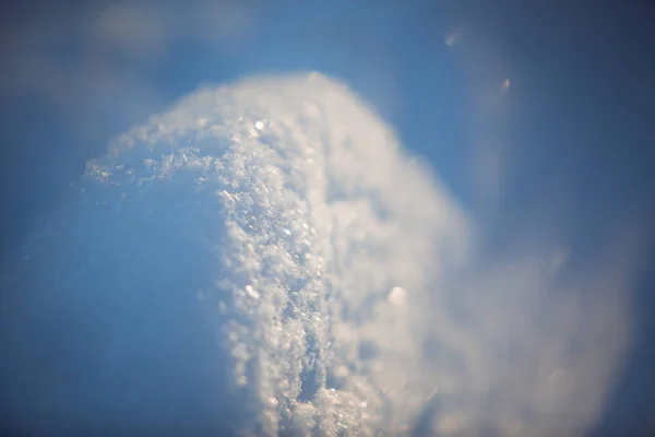 冬の日に森の中の雪の上の太陽のまぶしさ 太陽は木を通して輝き 雪は光に輝きます — ストック写真